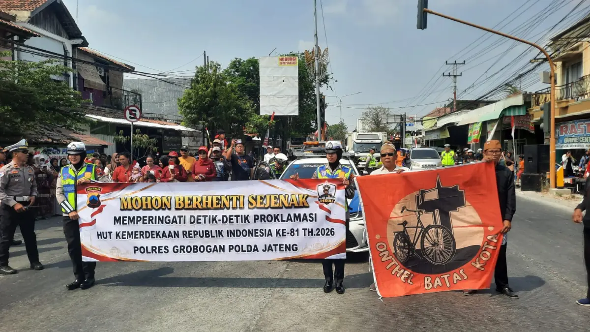 KEMERDEKAAN: Satlantas Polres Grobogan saat bertugas di Detik-Detik Proklamasi Kemerdekaan di simpang empat Danyang, Kecamatan Purwodadi.