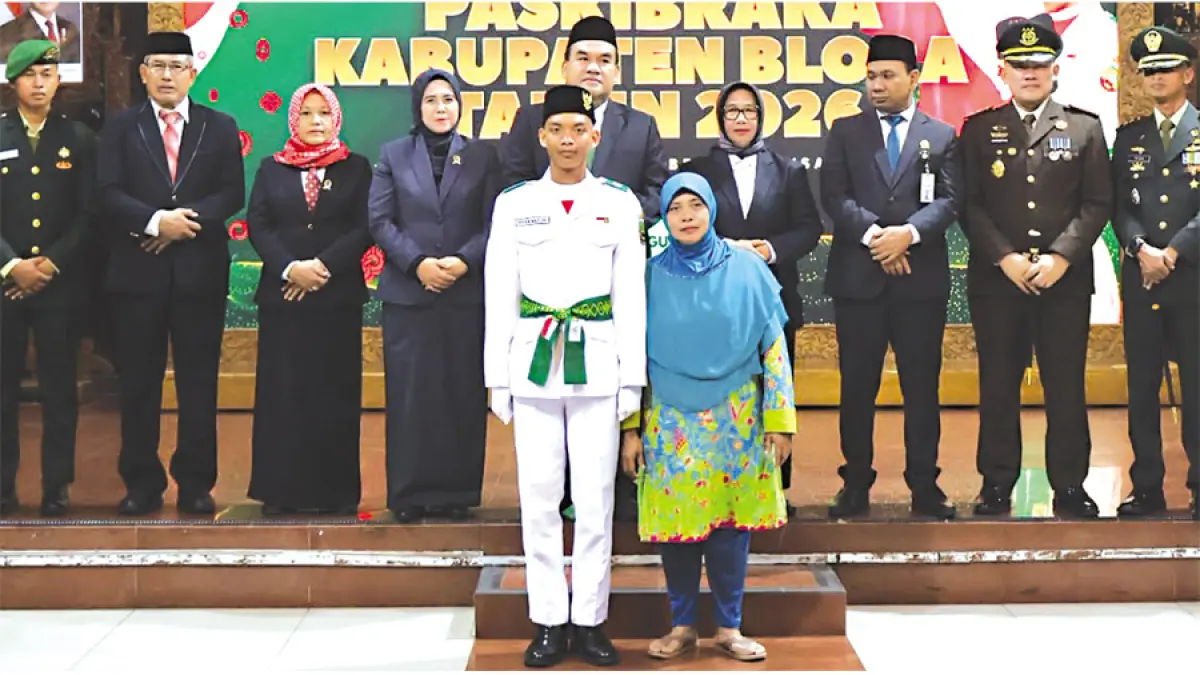 KEREN: Siswa sekolah rakyat Irkham Maulana (depan pakai seragam putih) saat dikukuhkan jadi pasukan pengibar Bendera Pusaka “Paskibraka” Tahun 2026. (EKO SANTOSO/RADAR KUDUS)