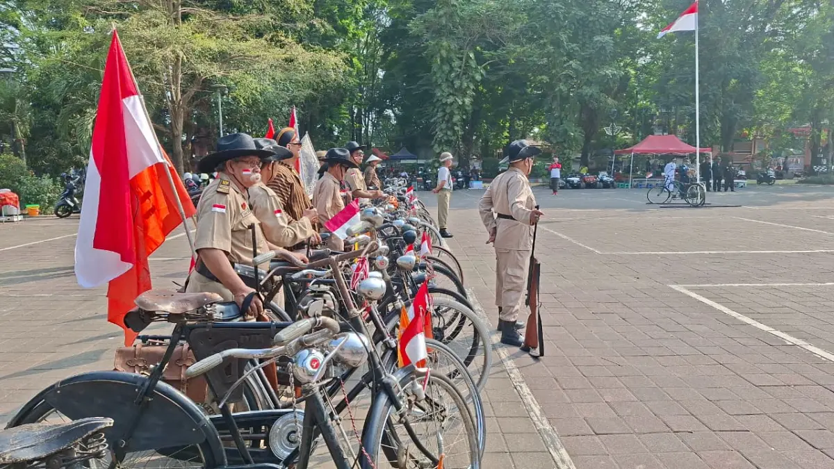 KHIDMAT: Ratusan penggiat sepeda tua di Kabupaten Kudus menggelar upacara bendera sebagai peringatan HUT ke-81 Kemerdekaan Republik Indonesia di kompleks GOR Kudus, Senin (17/8). (ANDIKA TRISNA SAPUTRA/RADAR KUDUS)