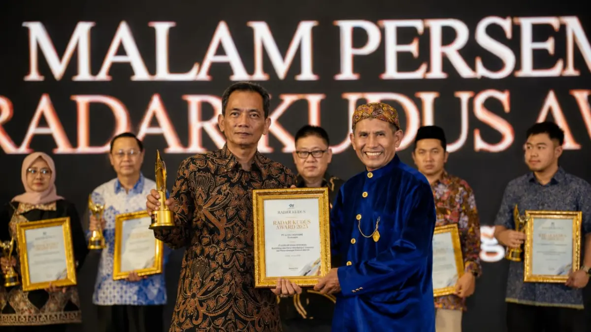 PENGANUGERAHAN: Dirut PT ALIB Didik Prawoto saat menerima Radar Kudus Award 2026.