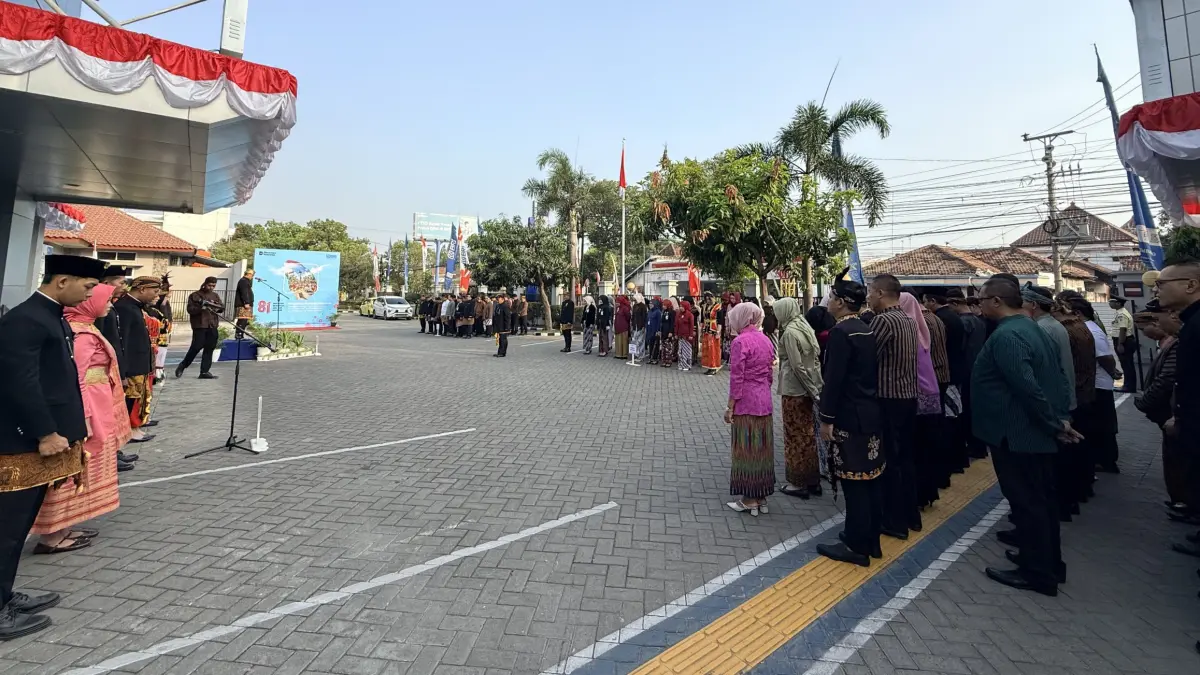 Seluruh Insan Brilian BRI Branch Office Rembang menggelar upacara HUT ke-81 RI.