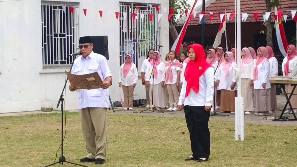 SEMANGAT – Pembina Upacara HUT RI ke 81 Budiyono membacakan Pancasila di lapangan lingkungan Perumahan Sambak Indah Danyang Purwodadi, Senin(17/8)