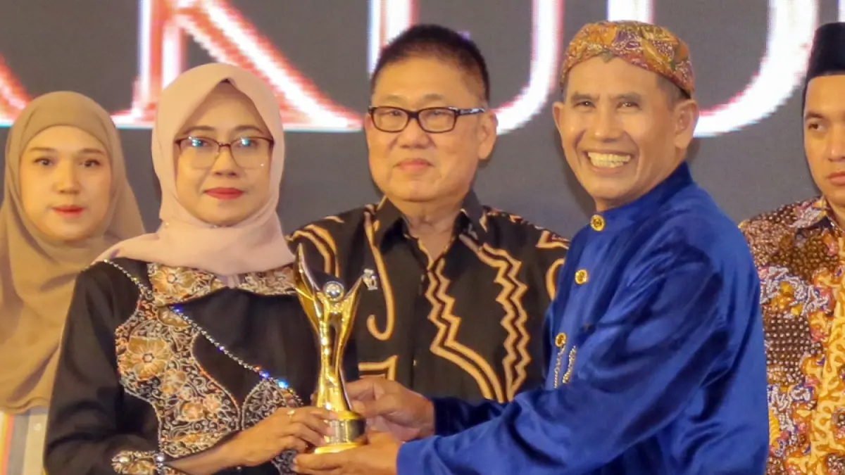 ANUGERAH: Plt. Direktur RSUD dr. Loekmono Hadi Kudus dr. Andini Aridewi, M.Kes. menerima trofi Radar Kudus Award yang diberikan Direktur Jawa Pos Radar Kudus Baehaqi. (GALIH ERLAMBANG/RADAR KUDUS)