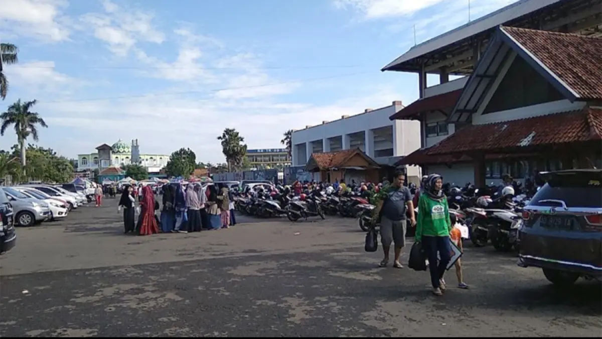 BERAKTIFITAS: Masyarakat berolahraga di Stadion Joyo Kusumo Pati belum lama ini. (ANDRE FAIDHIL FALAH/RADAR KUDUS)