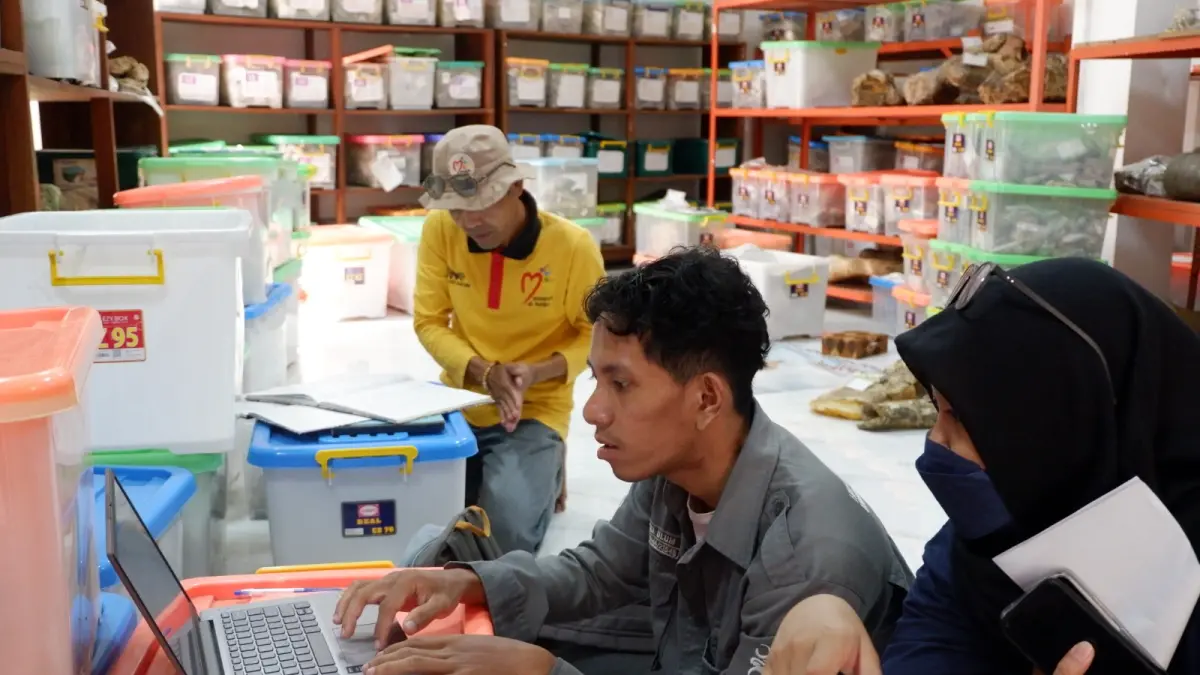 CERMAT: Mahasiswa UGM Khorine Ridawati dan Fathul Ulum sedang menginventarisasi temuan fosil di Museum Patiayam.&nbsp;(TIM EKSKAVASI UNTUK RADAR KUDUS)