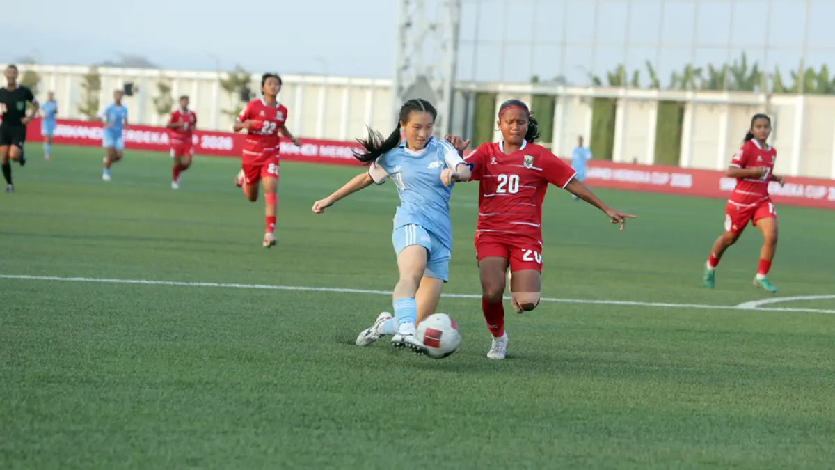 GAGAL MELANGKAH: Pemain Putri Nusantara Asyifa (kanan) berusaha menghentikan pergerakkan pemain Timnas Singapura. (GALIH ERLAMBANG W/ Radar Kudus)