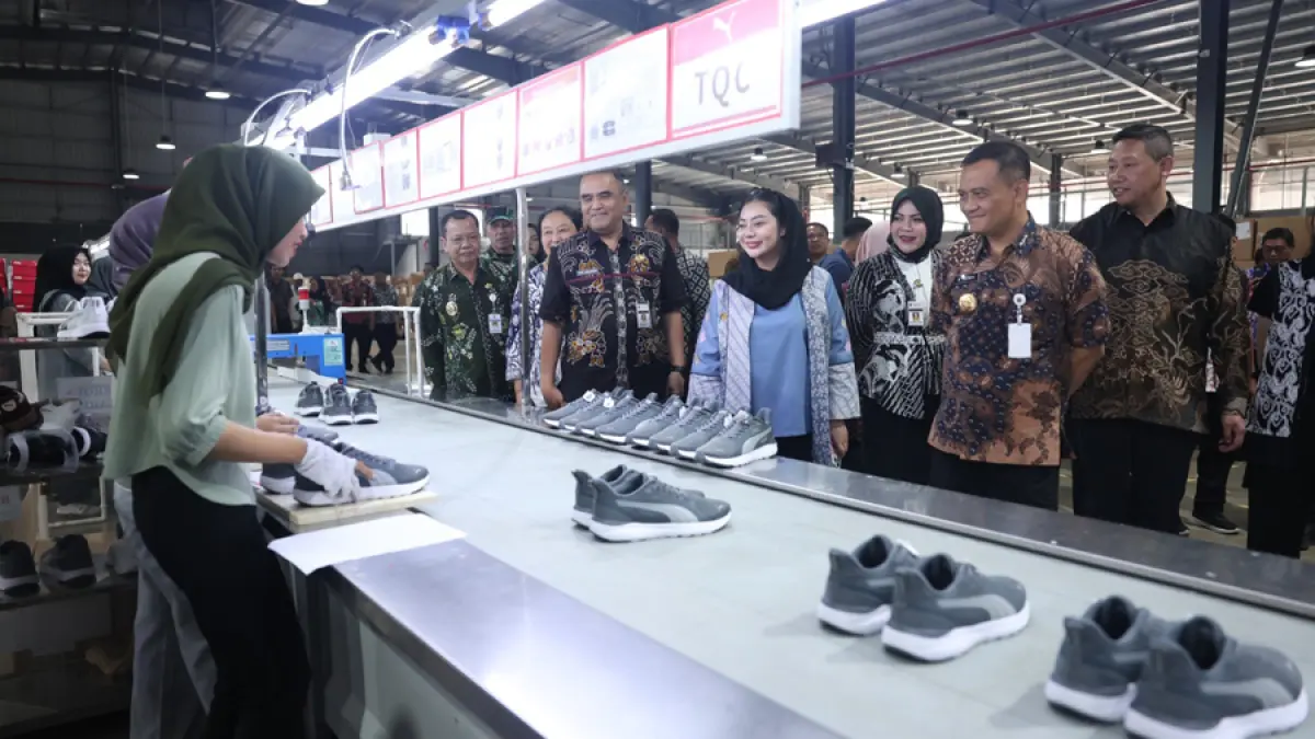 KERJA KERAS: Gubernur Jawa Tengah Ahmad Luthfi meninjau langsung aktivitas industri garmen di Jawa Tengah. Kunjungan ini menjadi bagian dari upaya memastikan sektor manufaktur terus tumbuh dan mampu menyerap tenaga kerja.