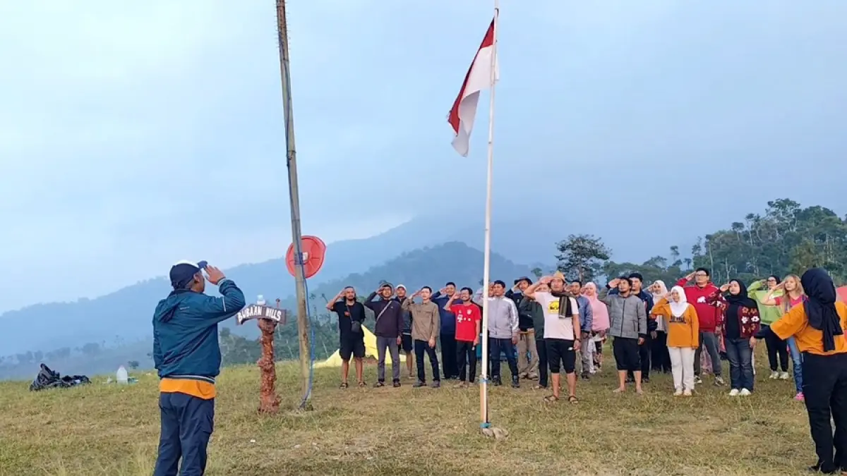 KIBARKAN BENDERA: Warga dan petani kopi Gembong mengibarkan bendera di Buba’an Hills Desa Sitiluhur, Gembong kemarin. Kegiatan ini rutin digelar setiap tahun sekali. (ANDRE FAIDHIL FALAH/RADAR KUDUS)