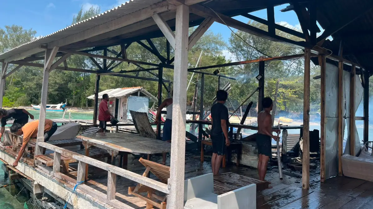 MANUAL: Warga tengah memadamkan api dengan timba air di penangkaran hiu di Karimunjawa, Selasa (18/8).