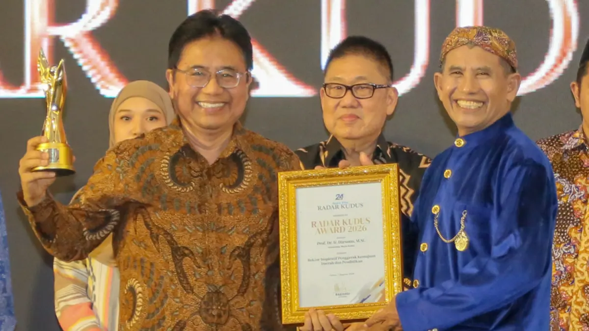 MEMBANGGAKAN: Rektor Universitas Muria Kudus (UMK) Prof. Dr. Ir. Darsono, M.Si (kiri) menerima Radar Kudus Award 2026 dari Direktur Jawa Pos Radar Kudus Baehaqi di Hotel Griptha Kudus pada Jumat (7/8).