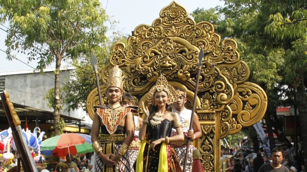 MEMUKAU: Peserta kirab melakukan parade budaya memutari Jepara Kota dalam peringatan HUT RI ke-81. (FIKRI THOHARUDIN/RADAR KUDUS)