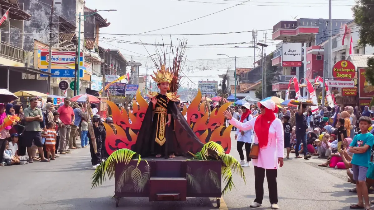MERIAH: Di balik meriahnya Kirab Budaya Jepara 2026, pedagang kecil ikut mendapat rezeki dari ramainya penonton dan peserta.