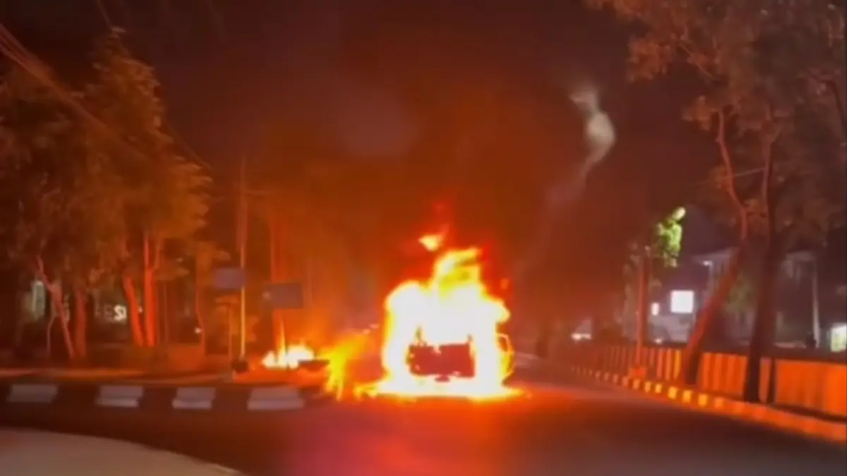 Mobil Xenia terbakar saat bawa galon BBM (Foto: Tangkapan Layar Tiktok @infosemarangraya) 