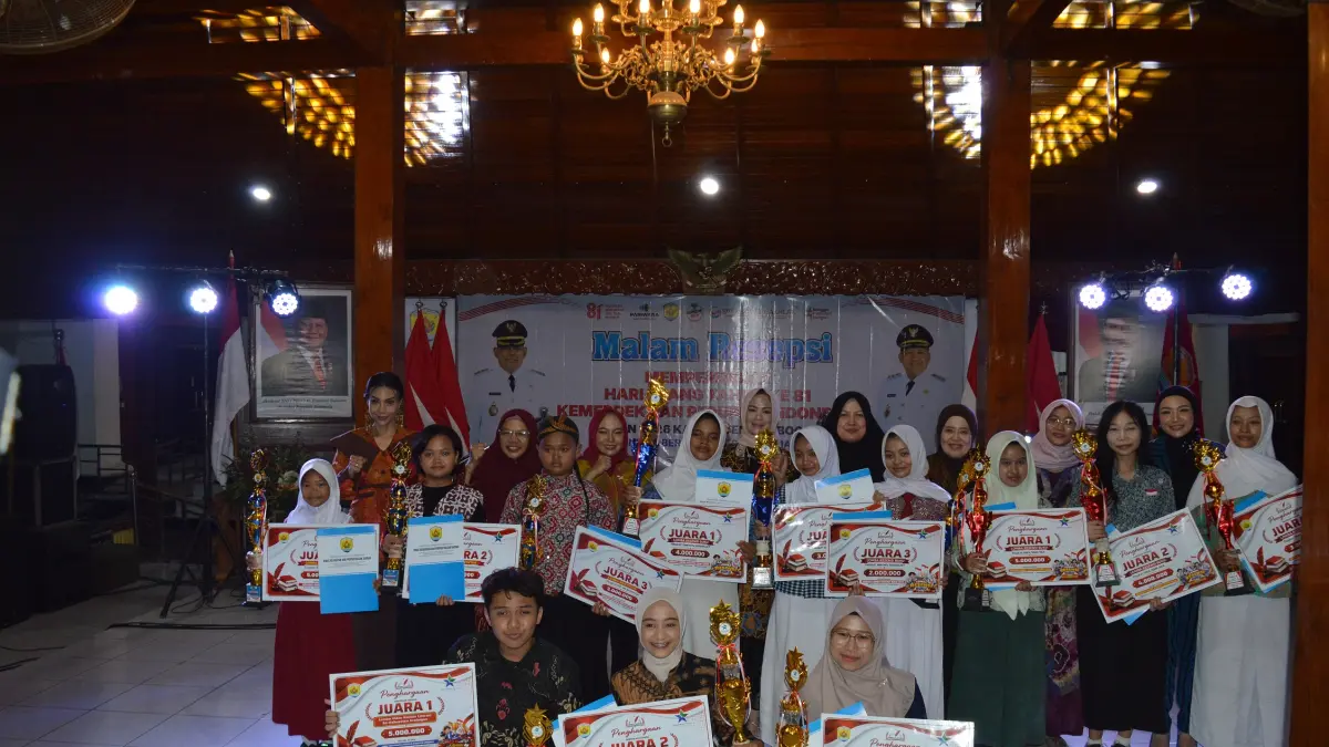 PEMENANG LOMBA – Pemenang lomba literasi Grobogan diserahkan pada malam resepsi HUT RI ke 81 di Pendopo Kabupaten, Senin malam (17/8). 