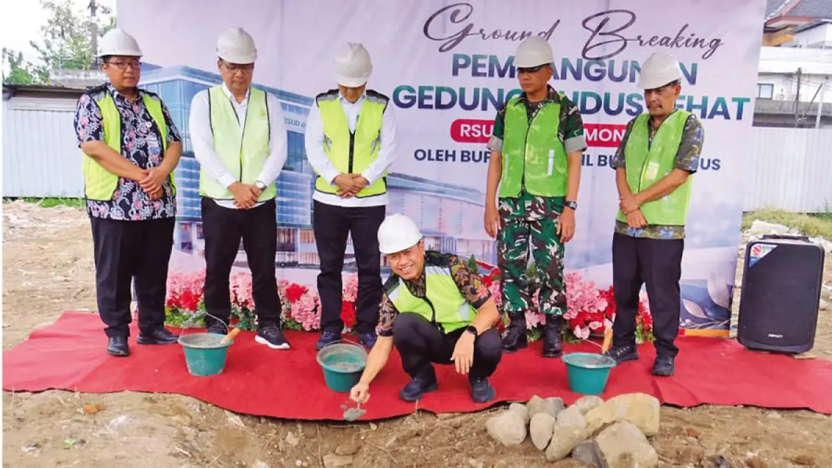 PRAPEMBANGUNAN: Bupati Kudus Sam’ani Intakoris meletakkan batu pertama pembangunan Gedung Kudus Sehat.