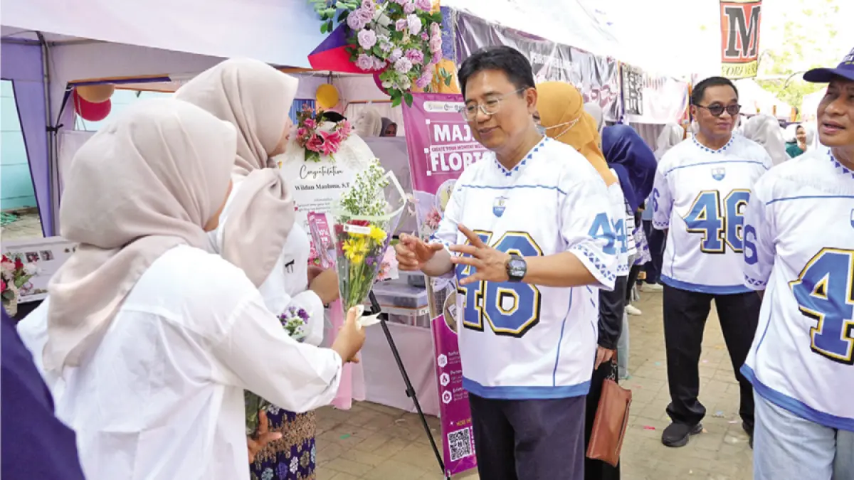 SAPA MAHASISWA: Rektor UMK Prof. Dr. Ir. Darsono, M.Si. (tengah) menerima karangan bunga dari mahasiswi saat meninjau stan mahasiswa pada peringatan HUT ke-46 UMK.