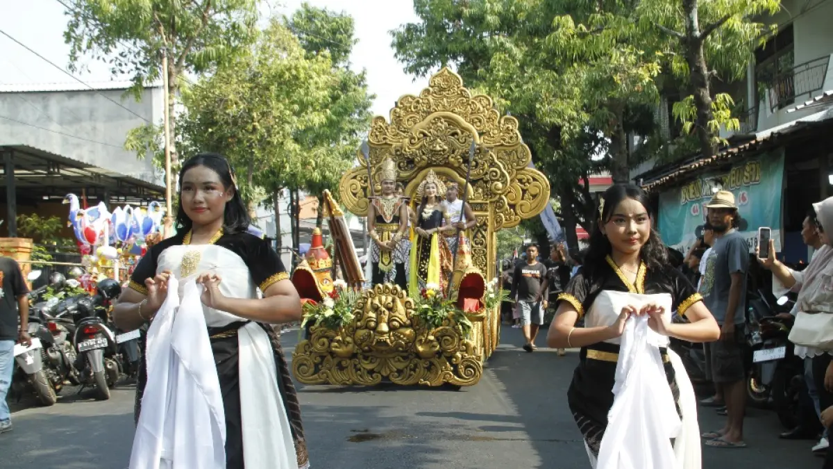 SUMRINGAH: Para peserta menampilkan teatrikal dalam kirab budaya, pada Selasa (18/8).