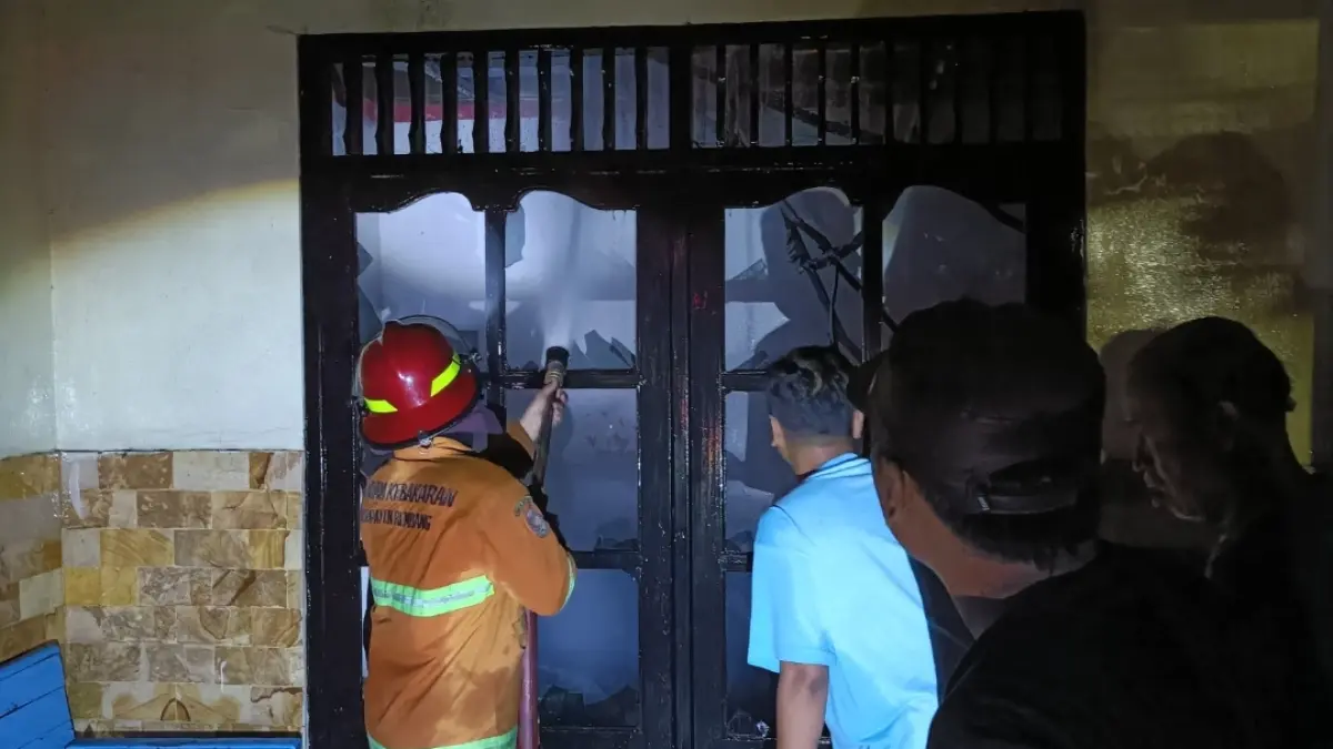 PADAMKAN API: Warga dan petugas damkar Rembang berjibaku memadamkan api di kediaman warga Desa Pulo Rembang Rabu dini hari (19/8). (BPBD REMBANG/RADAR KUDUS)