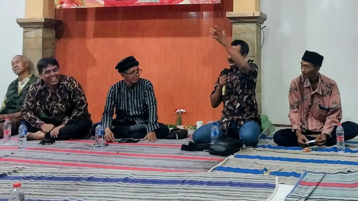 BUKA TABIR: Sarasehan Sejarah Desa Tutup dengan narasumber Ketua Dewan Kebudayaan Blora (DKB) Dalhar Muhammadun (tiga dari kanan). (EKO SANTOSO/RADAR KUDUS)

&nbsp;