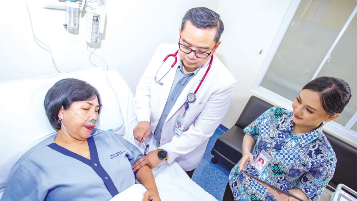DIPERIKSA: Dokter didampingi perawat RS Mardi Rahayu saat memeriksa pasien rawat inap. (RS MARDI RAHAYU KUDUS UNTUK RADAR KUDUS)