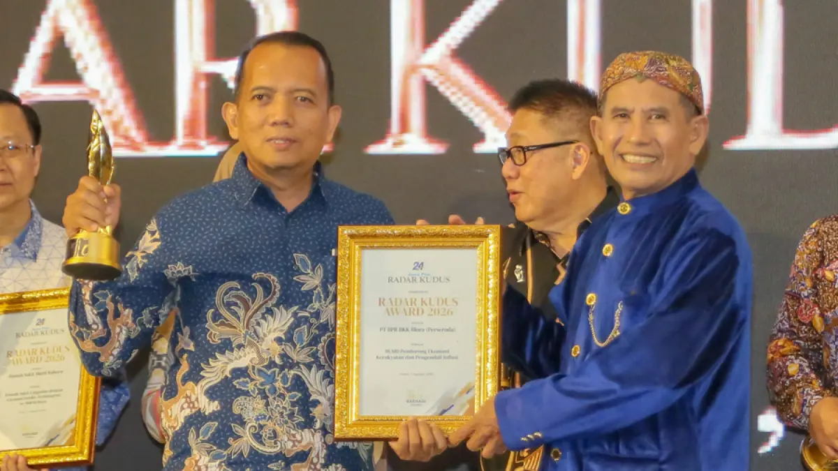 KEREN: Direktur Kepatuhan PT BPR BKK Blora Wandi, saat menertima penghargaan dari Jawa Pos Radar Kudus Awards yang diberikan Direktur Jawa Pos Radar Kudus Baehaqi.