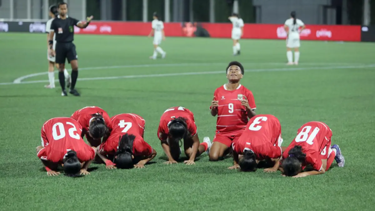 MEMBANGGAKAN: Striker Garuda Pertiwi Keysa berselebrasi setelah mencetak gol ke gawang lawan. (GALIH ERLAMBANG W/ Radar Kudus)