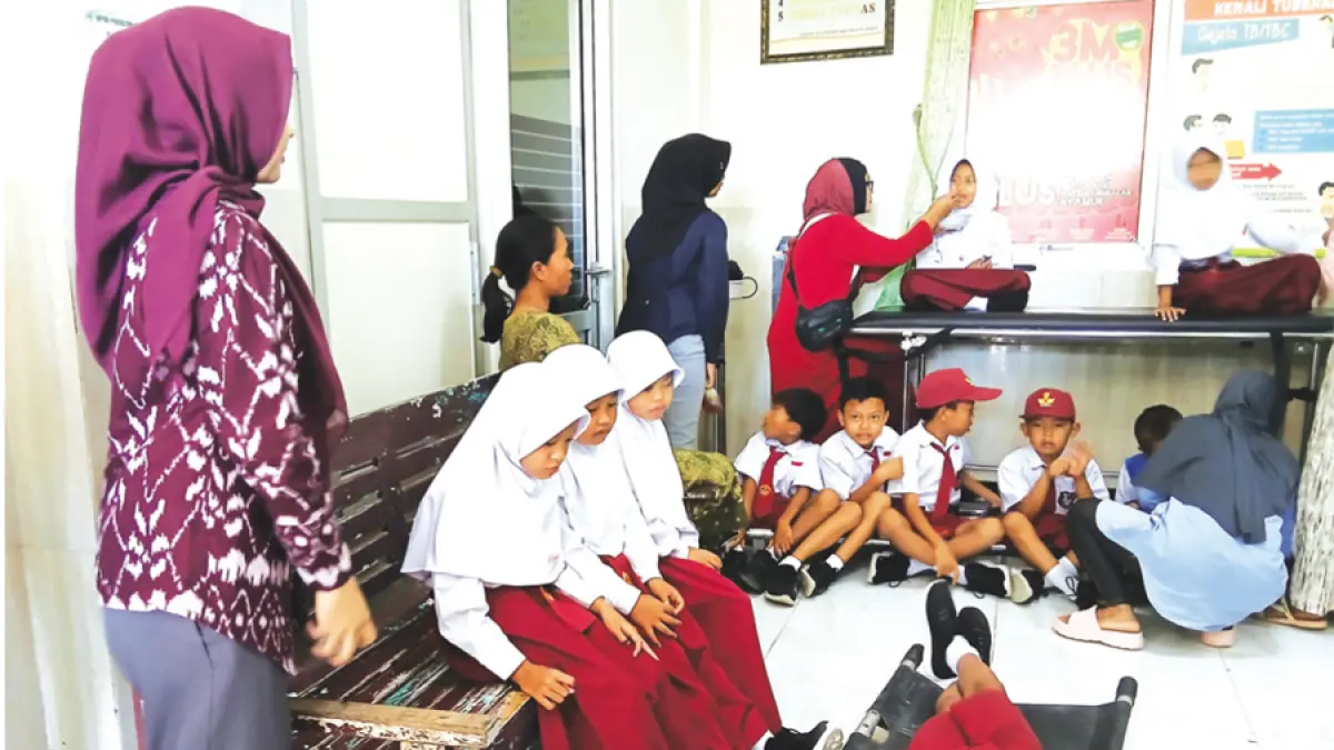 PARAH: Para siswa SD Negeri Sendangrejo yang terbaring di Puskesmas Ngawen karena keracunan menu MBG pada 20 Juli. (EKO SANTOSO/RADAR KUDUS)