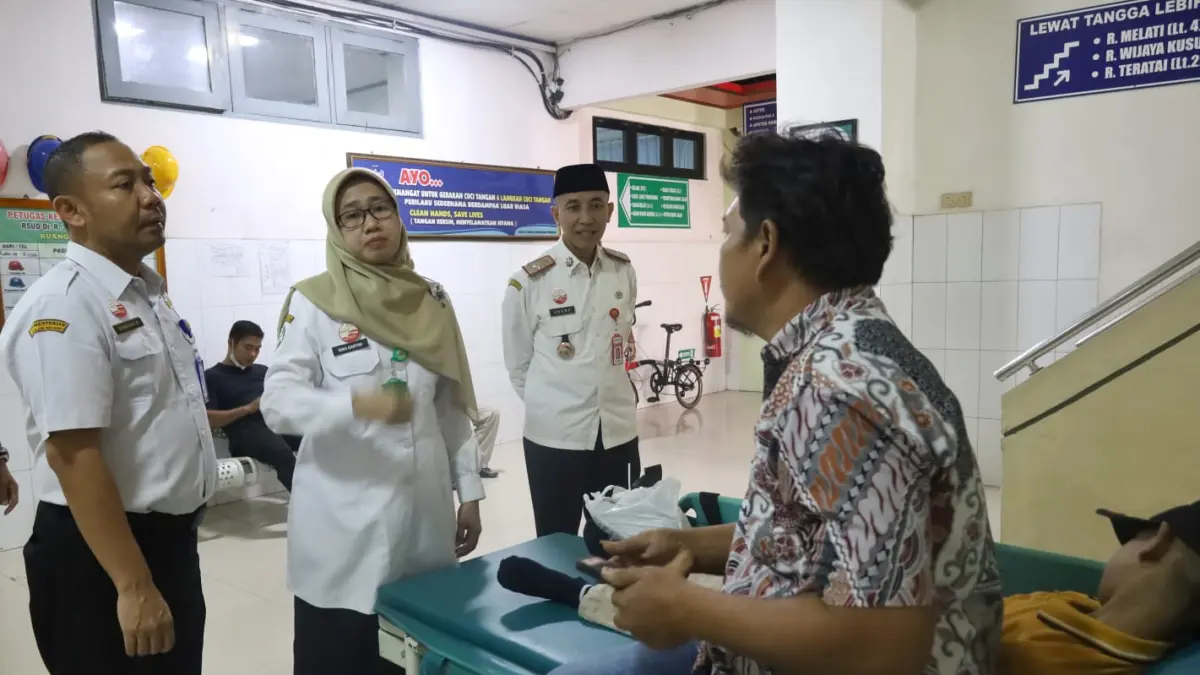 PELAYANAN: Sekda Grobogan Anang Armunanto saat melihat pelayanan yang ada di RSUD dr Soedjati Purwodadi.