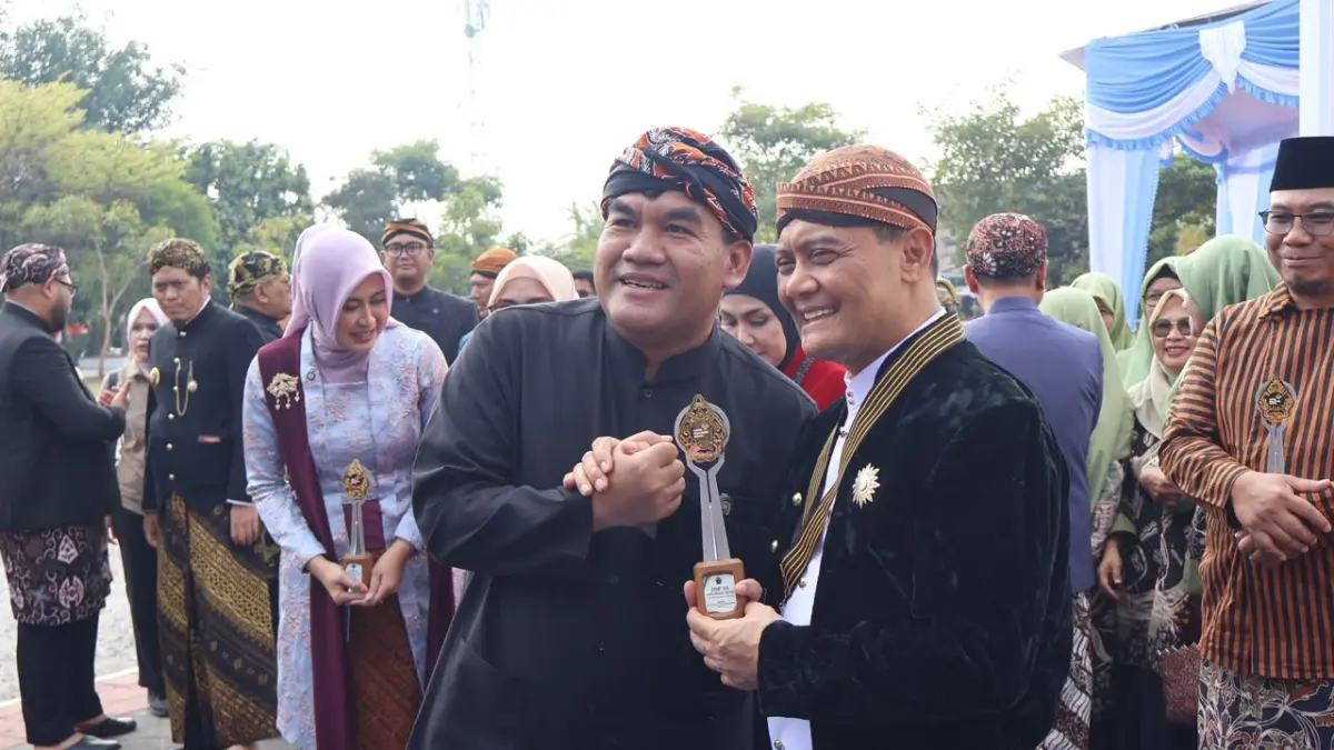 PENGHARGAAN: Bupati Blora Arief Rohman (kiri) menerima penghargaan top 10 IDSD Jawa Tengah dari Gubernur Jawa Tengah Ahmad Luthfi (kanan) di Alun-alun Boyolali. 