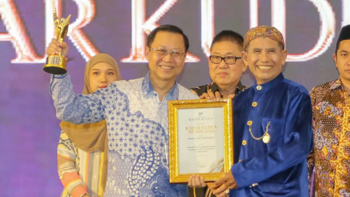 PENGHARGAAN: Direktur Utam RS Mardi Rahayu Kudus dr. Pujianto (kiri) saat menerima penghargaan Radar Kudus Award 2026 diserahkan oleh Direktur Jawa Pos Radar Kudus Baehaqi. (GALIH ERLAMBANG/RADAR KUDUS)