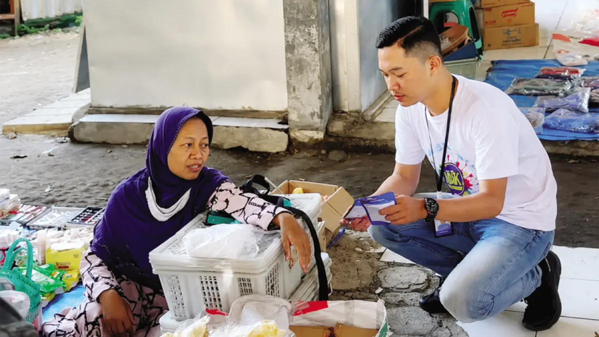 PERMUDAH: Para pegawai BPR BKK Blora saat turun ke bawah memberi&nbsp;arahan bagi pedagang pasar yang bakal ambil kredit.