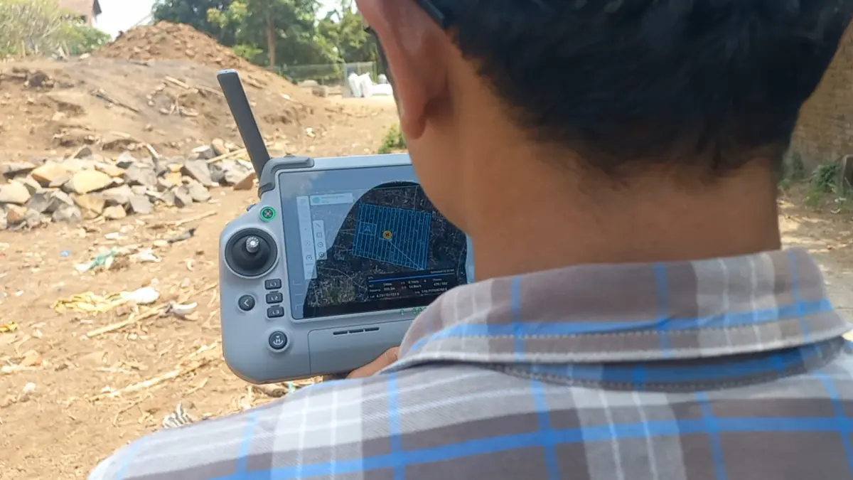 TELATEN: Proses penerbangan drone untuk memetakan kawasan diduga bekas Kerajaan Kalinyamat.