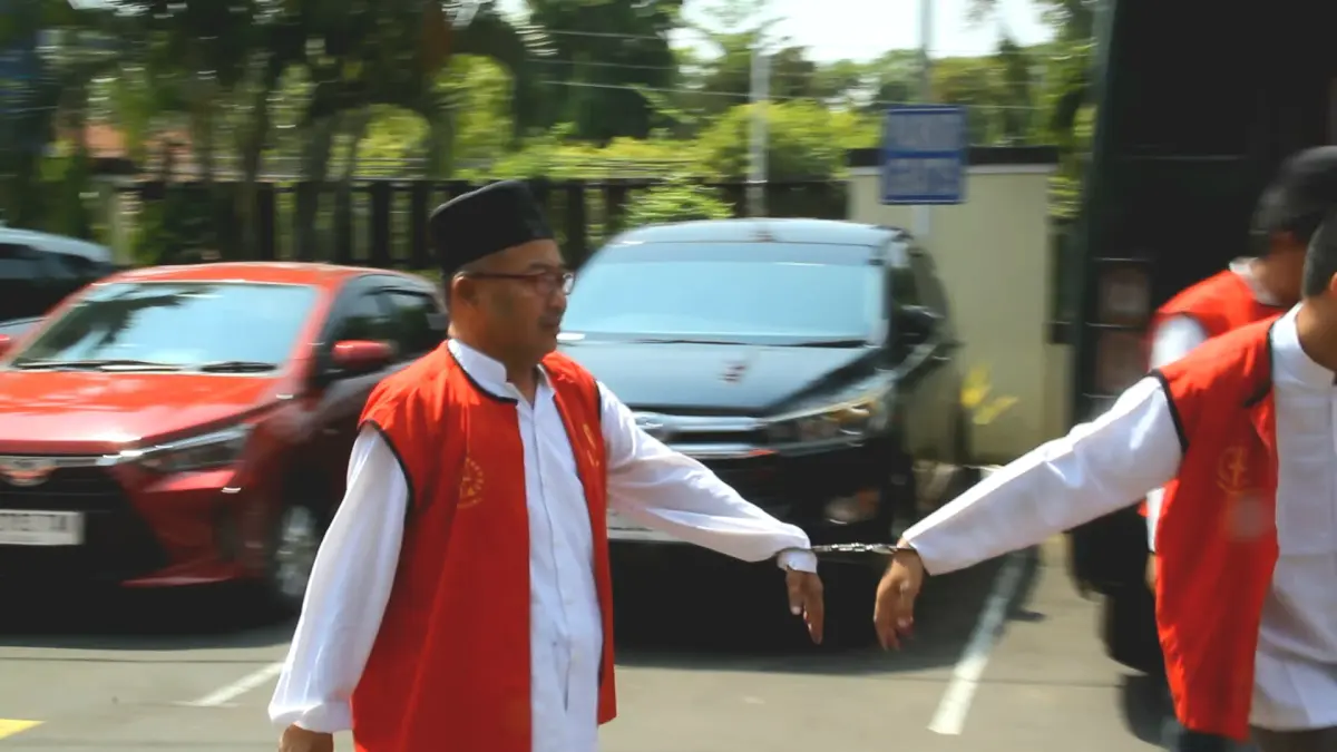 TERBORGOL: Pemimpin Ponpes Al Anwar Mantingan Abi Jamroh (60) terdakwa kasus kekerasan terhadap santriwati, menjalani sidang kedua pada Rabu (19/8). (FIKRI THOHARUDIN/RADAR KUDUS)