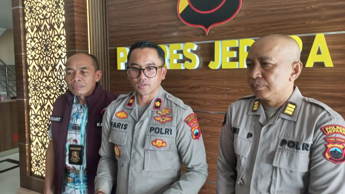 TERUNGKAP: Wakapolres Jepara Kompol Faris Budiman, didampingi Kasat Resnarkoba AKP Selamet dan Kasi Humas AKP Dwi Prayitna saat memberikan keterangan mengenai kasus narkoba pada Rabu (19/8).&nbsp;(FIKRI THOHARUDIN/RADAR KUDUS)
