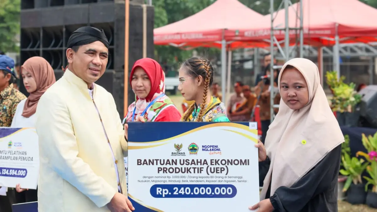Wagub Jateng, Taj Yasin menyerahkan Bantuan Usaha Ekonomi Produktif.