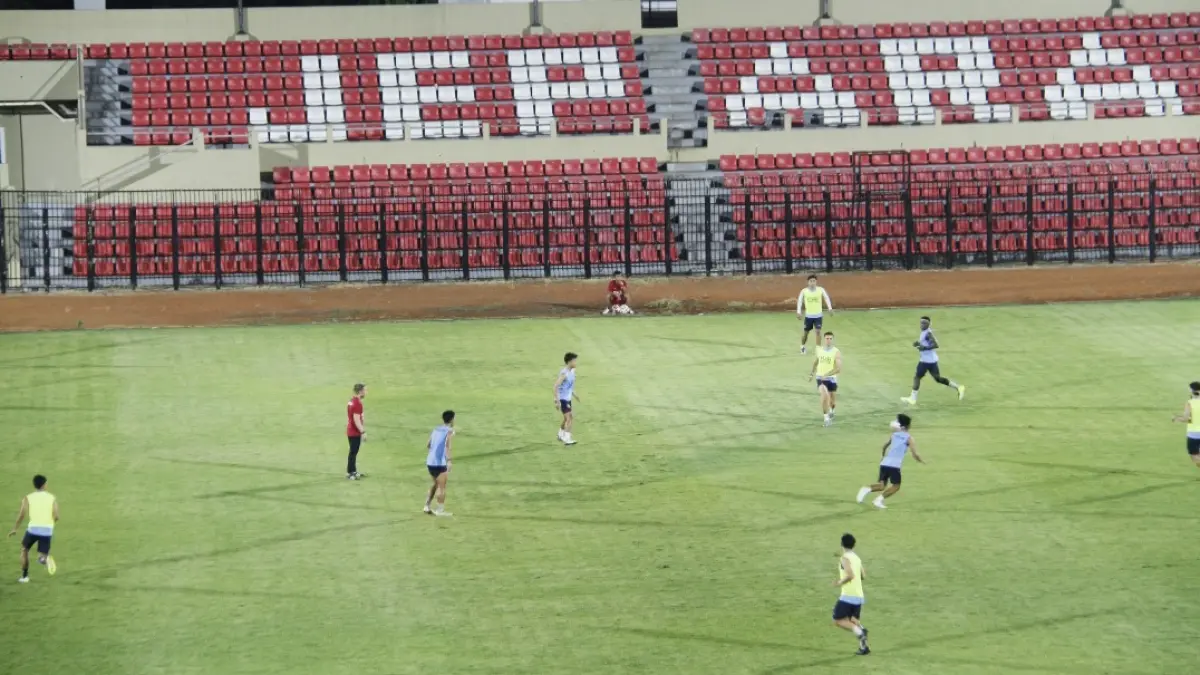 WARM UP: Para pemain Persijap Jepara mulai menggelar latihan di Stadion GBK Jepara pada Selasa (18/8) malam. (FIKRI THOHARUDIN/RADAR KUDUS)