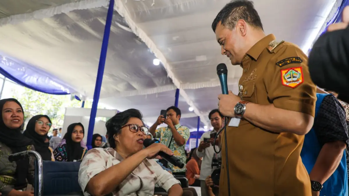 BERI SEMANGAT: Gubernur Jawa Tengah Ahmad Luthfi menyebut job fair menjadi penghubung antara dunia usaha dengan masyarakat yang membutuhkan pekerjaan. Perusahaan memperoleh akses terhadap calon tenaga kerja, sementara pencari kerja memiliki lebih banyak pilihan sesuai kompetensi dan kualifikasi yang dimiliki.