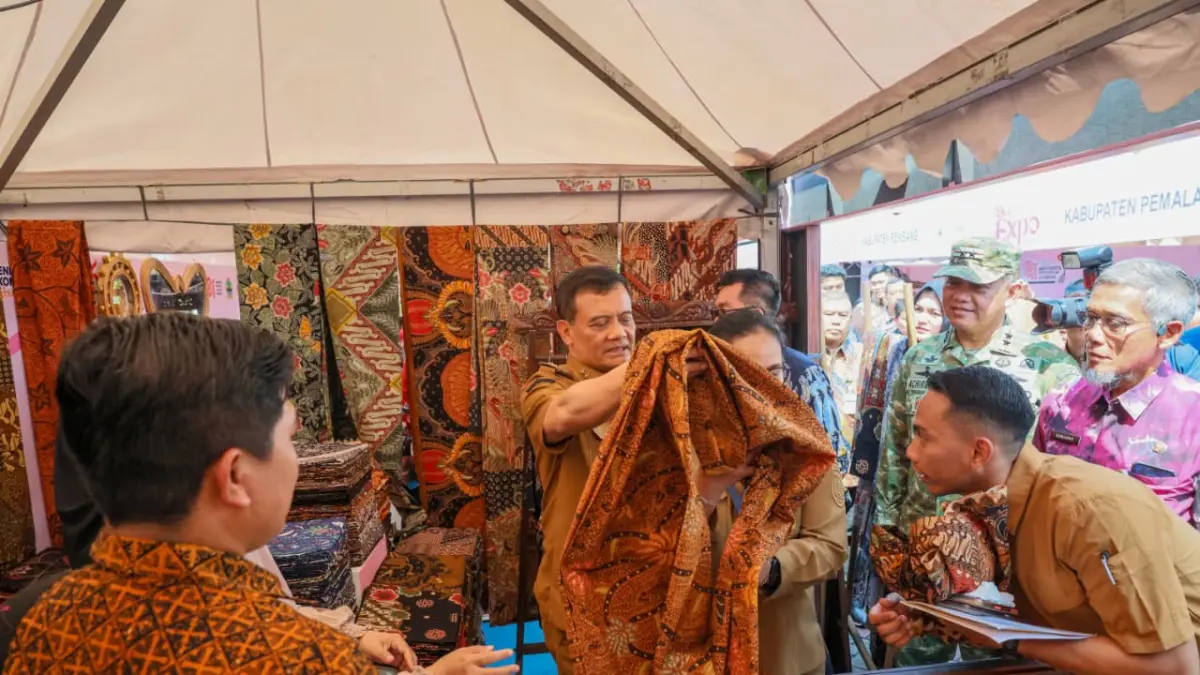 RAMAI: Gubernur Jateng Ahmad Luthfi mengunjungi salah satu stand di halaman Kantor Gubernur dan DPRD Jawa Tengah berubah menjadi etalase produk unggulan UMKM selama tiga hari, 20-22 Agustus 2026. Pameran tersebut menjadi bagian dari rangkaian peringatan Hari Jadi ke-81 Provinsi Jawa Tengah.
