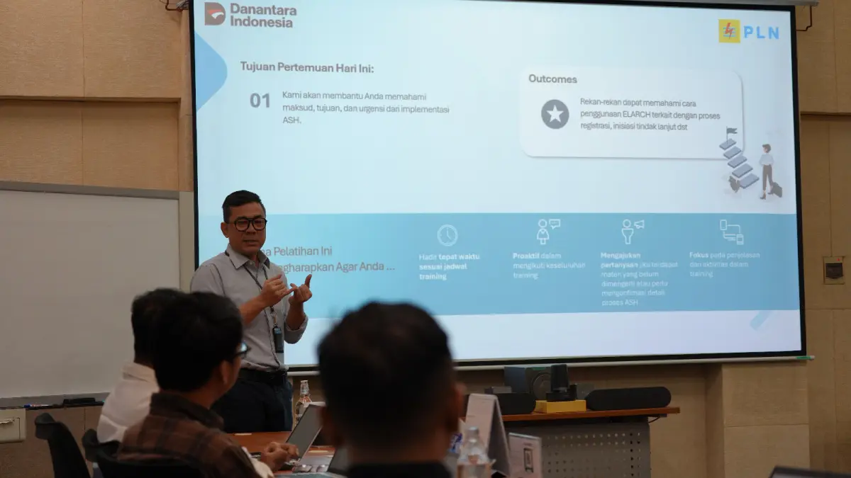 JELASKAN: Tim Manajemen Kearsipan Korporat PLN Kantor Pusat memaparkan materi implementasi Archive Service Hub (ASH) kepada perwakilan bidang dan biro PLN UIK Tanjung Jati B di Conference Room PT CJP, Gedung PLN UIK Tanjung Jati B, Desa Tubanan, Kecamatan Kembang, Kabupaten Jepara, Rabu (19/8/2026). Kegiatan ini menjadi bagian dari persiapan PLN UIK Tanjung Jati B jelang Hari Pelanggan Nasional melalui penguatan digitalisasi arsip, tata kelola dokumen, dan layanan internal yang lebih tertib serta responsif.