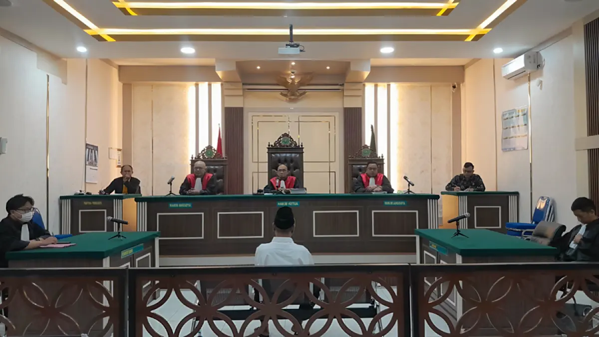 DISIDANG:&nbsp;Ashari menjalani sidang di Pengadilan Negeri Pati, Kamis (20/8). (ANDRE FAIDHIL FALAH/RADAR KUDUS)
