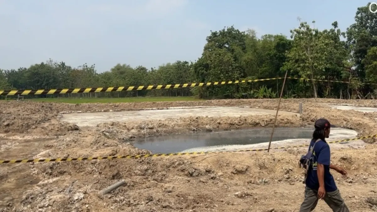 DLH REMBANG UNTUK RADAR KUDUS
DIPASANG GARIS KUNING: Tim Pejabat Pengawas Lingkungan Hidup (PPLH) DLH Rembang inspeksi mendadak ke lokasi penyamakan kulit Alkuba Sale, Kamis (20/8).&nbsp;