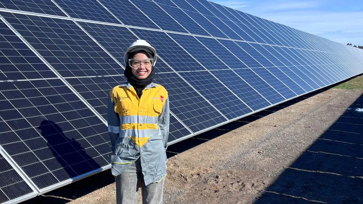 ENERGI HIJAU: Afriza NS saat kunjungan lapangan di Australia Pacific Airports Melbourne Solar Farm. (DOC. PRIBADI)