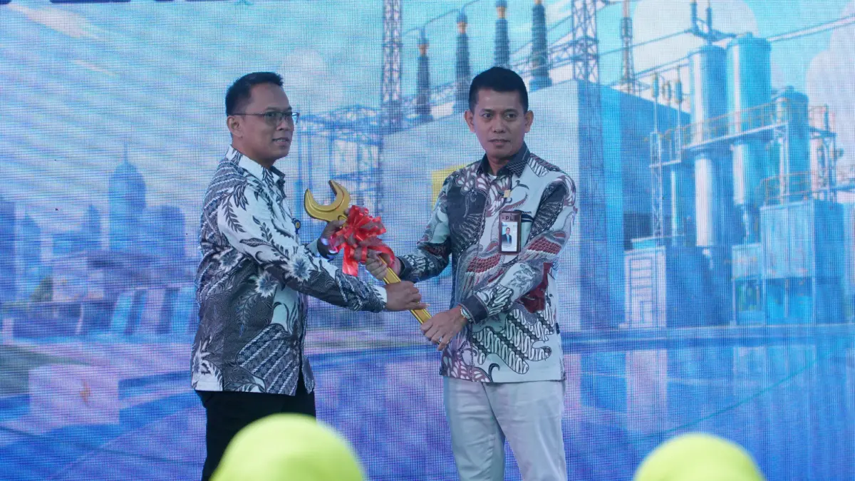 ESTAFET: General Manager PLN UIK Tanjung Jati B yang baru, Sofwani Anang Ru’yat (kiri), menerima simbol estafet kepemimpinan dari Andi Makkasau (kanan) dalam acara pisah sambut General Manager PLN UIK Tanjung Jati B di Gedung Energo, Komplek PLTU Tanjung Jati B, Jepara, Selasa (11/8). Momentum ini menandai kelanjutan komitmen PLN UIK Tanjung Jati B dalam menjaga keandalan pembangkit, memperkuat kolaborasi TJB Raya, serta melanjutkan semangat kinerja Beyond Fantastic.