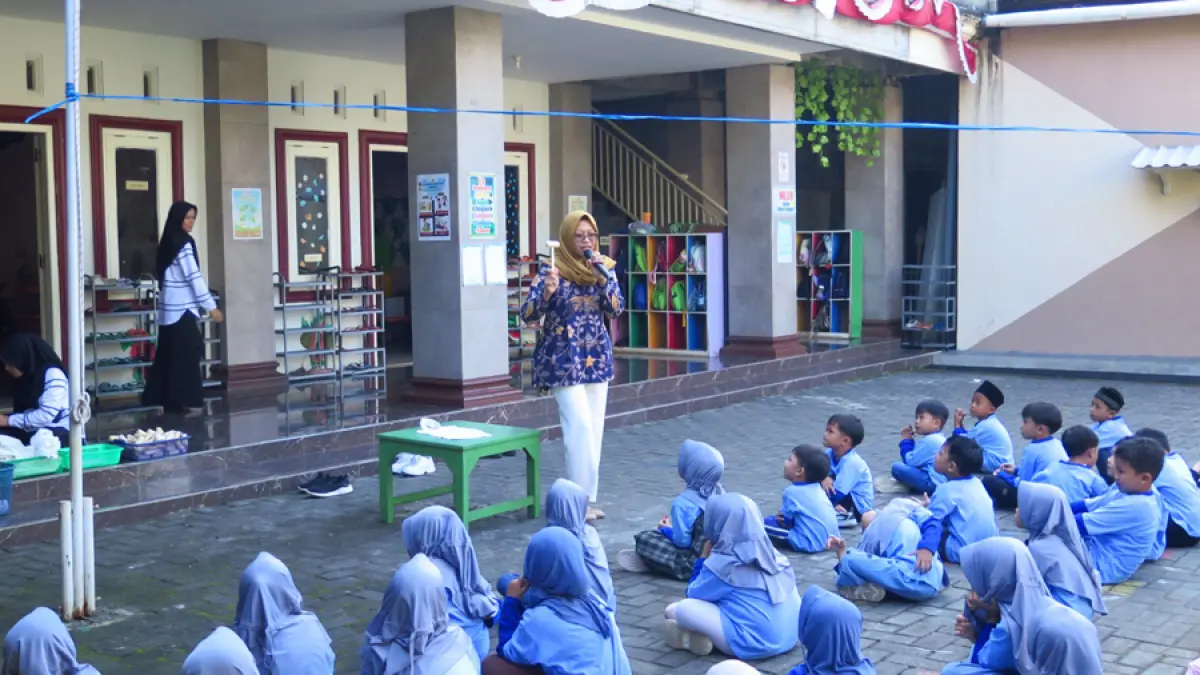 osen Prodi PGPAUD dan PNF UNNES bersama mahasiswa menyelenggarakan kegiatan Pengabdian kepada Masyarakat di RA Al Asror, Kecamatan Gunungpati, Kota Semarang