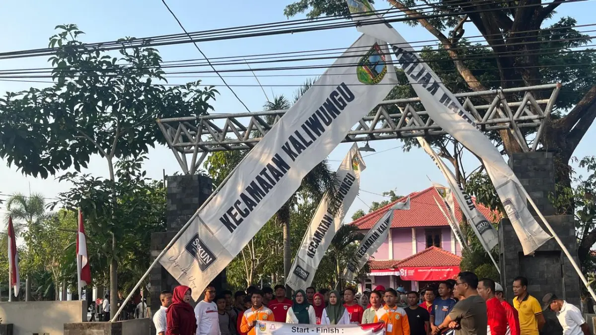 Peserta jalan sehat bersiap mengikuti acara pembukaan di depan Kantor Kecamatan Kaliwungu, Kudus, Kamis (20/8/2026). Kegiatan tersebut menjadi bagian dari rangkaian peringatan HUT ke-81 Kemerdekaan RI.
