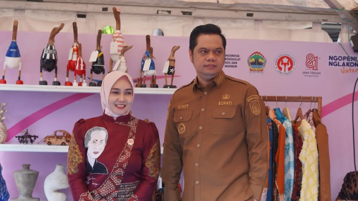 PROMOSI: Ketua Dekranasda Kabupaten Jepara Hj Laila Saidah Witiarso bersama Bupati Jepara Witiarso Utomo dalam pameran HUT ke-81 Jawa Tengah.