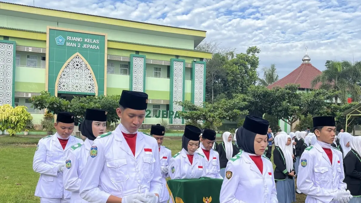 DEDIKASI: Siswa MAN 2 Jepara saat jadi petugas upacara di halaman madrasah itu.