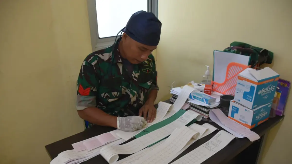 DETEKSI DINI: Petugas Klinik Kartika 20 saat melihat hasil pemeriksaan EKG bagi prajurit Kodim 0717/Grobogan.