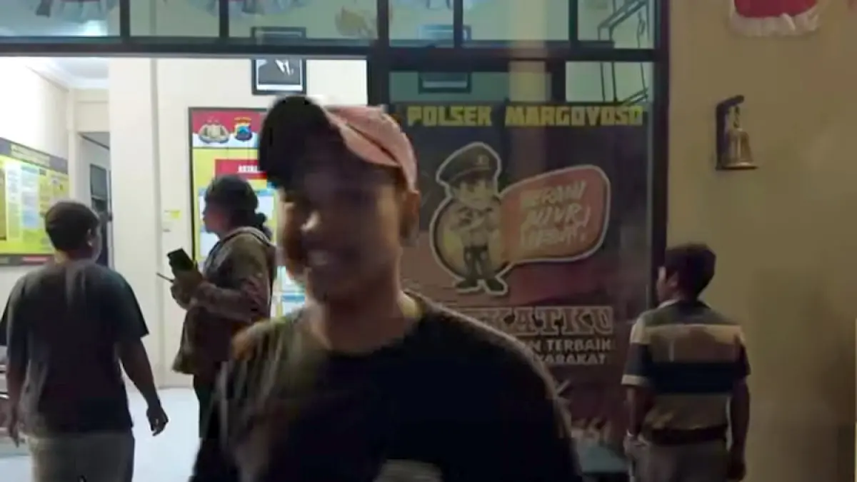 DIGERUDUK: Warga Margoyoso mendatangi Polsek setempat belum lama ini. (TANGKAPAN LAYAR MEDSOS)