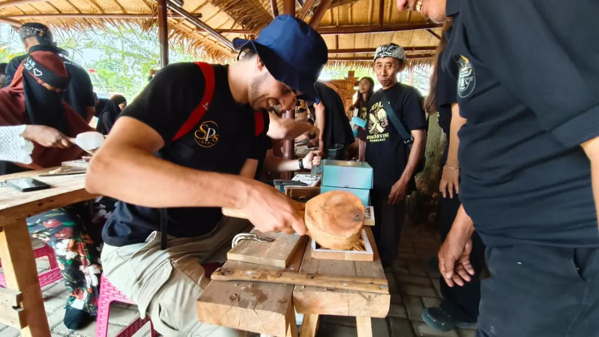 MENYENANGKAN: Latihan mengukir perdana memberikan kesan mendalam bagi para mahasiswa asing.